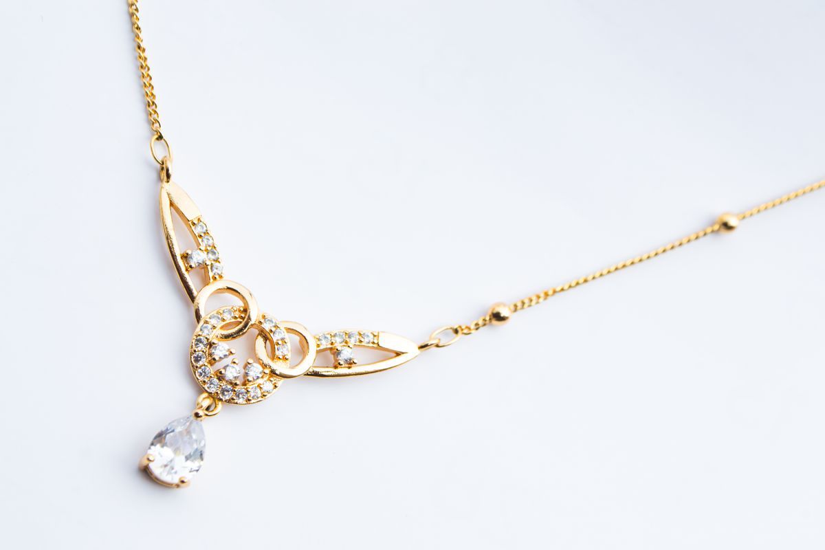 Collier en or serti de pierres