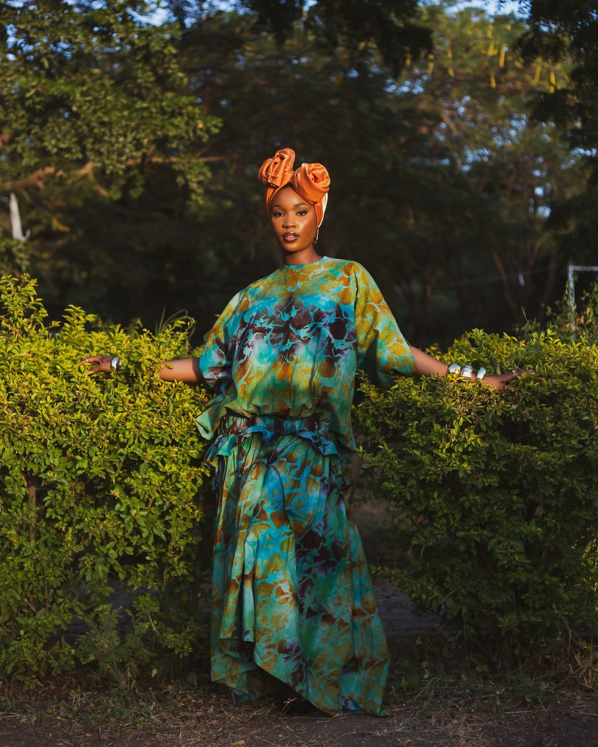 Femme en robe en wax et foulard assorti